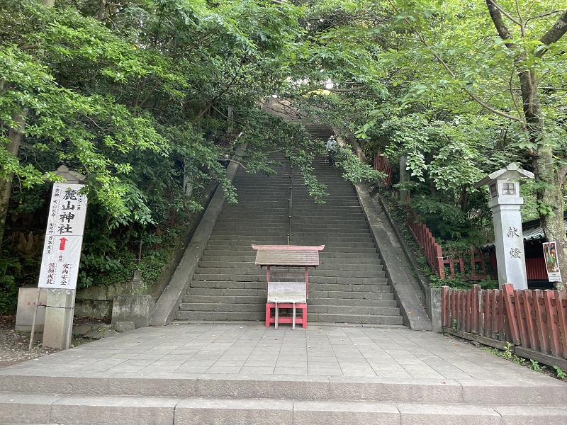 賤機山古墳へ続く階段（静岡浅間神社）