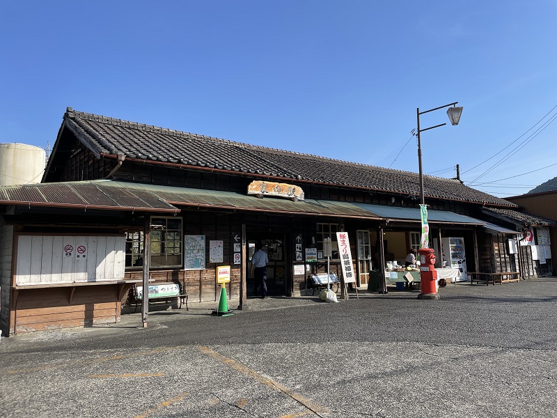 左から（大井川鉄道 家山駅）