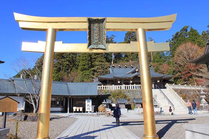 秋葉神社（金色の鳥居と本殿）