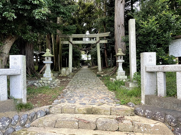 敬満神社（鳥居と参道）