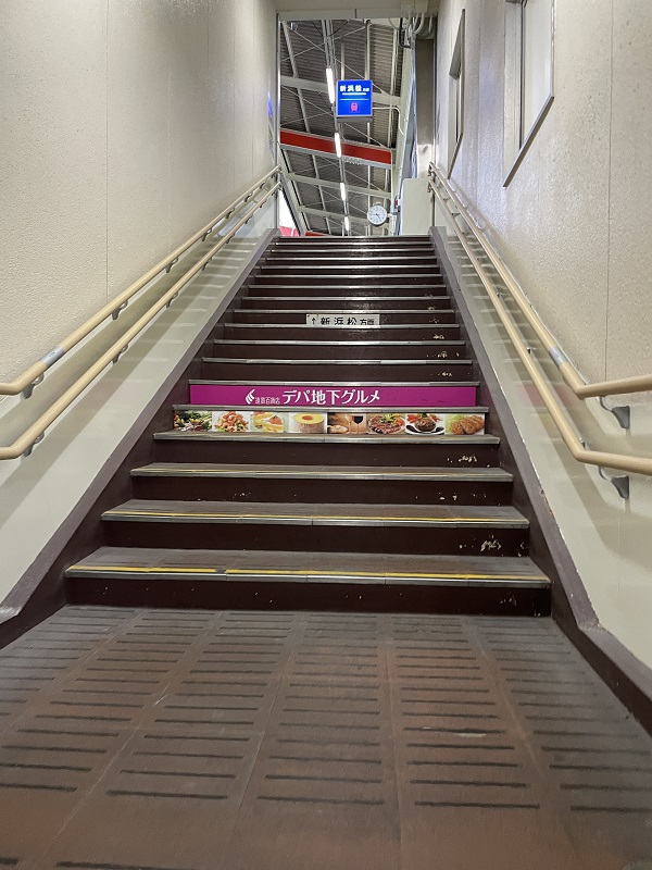 ホームへ続く階段（遠州鉄道 八幡駅）