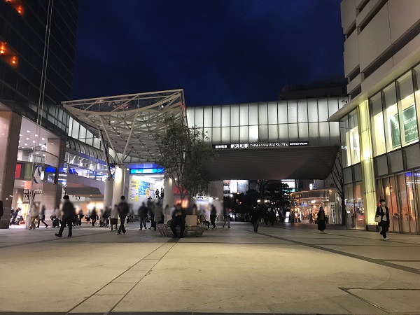 遠鉄百貨店の本館と新館の間の通路から見る新浜松駅