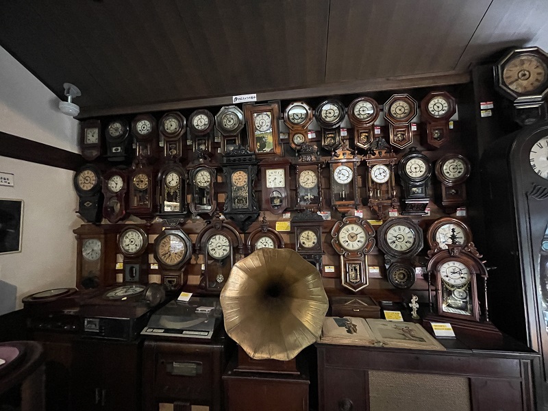 柱時計&オーディオミュージアム（壁に並ぶ古時計１）