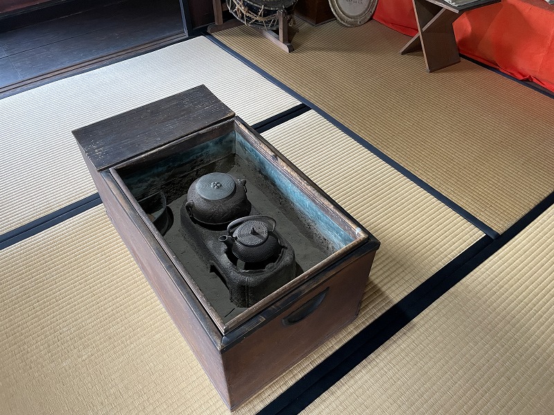 火鉢（小松楼まちづくり交流館）