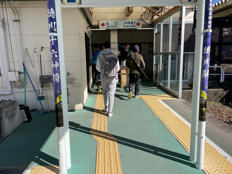 改札へ向かう人々（天浜線 掛川駅）