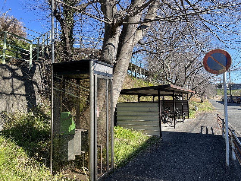 駐輪場と公衆電話（天浜線 西掛川駅）