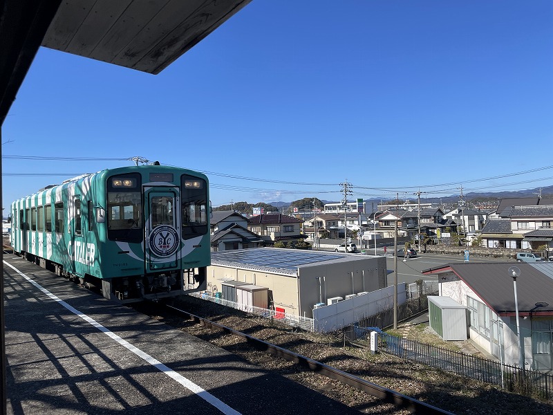 ホームへ入る汽車（天浜線 西掛川駅）