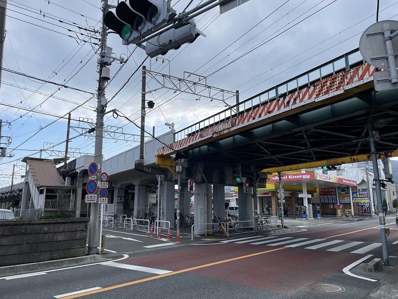 県道396号線から見るJR柚木駅