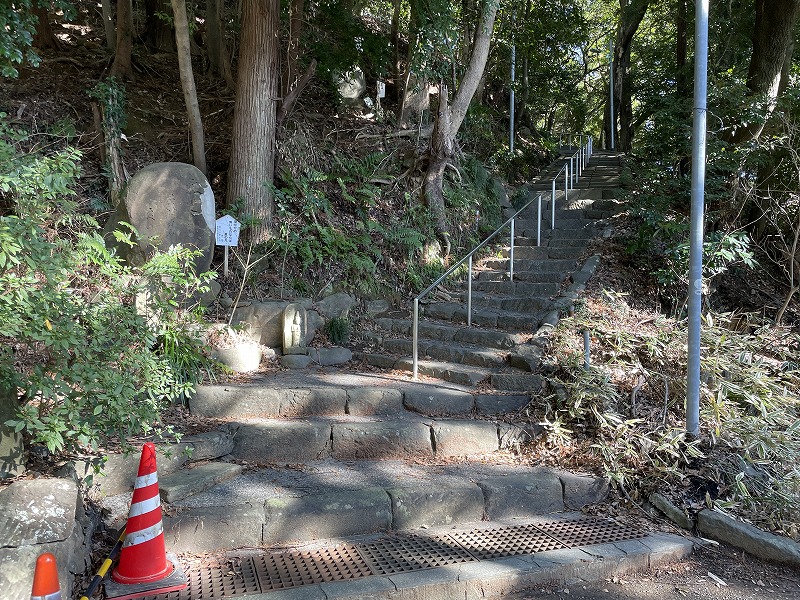 山頂に向かう石段（清水山公園）