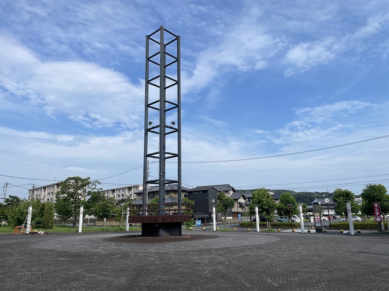 文化会館前のオブジェ（森町立図書館）