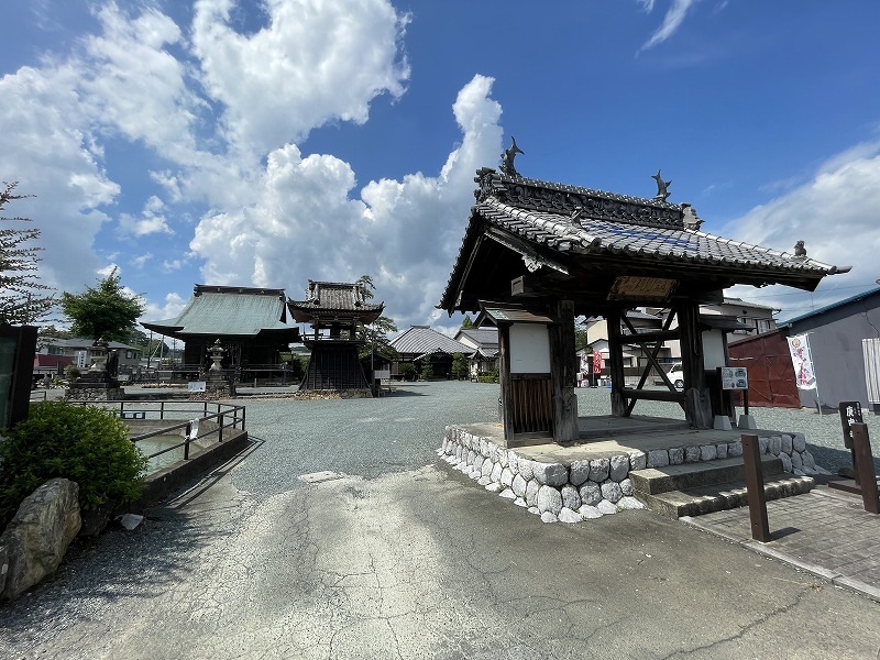 庚申堂と鐘楼と山門（金剛山 庚申寺）