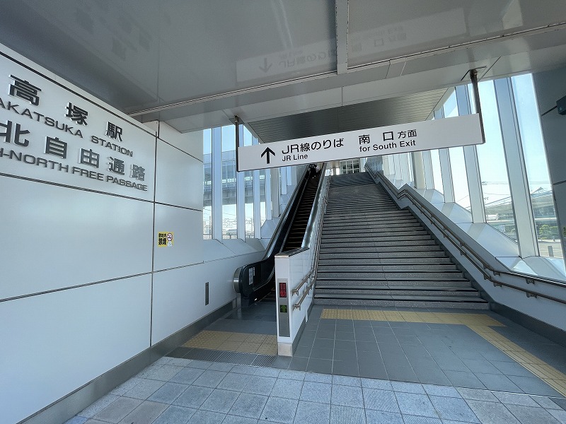 北口階段とエスカレーター（JR高塚駅）