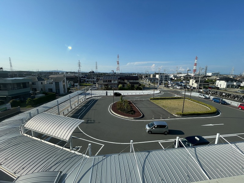 自由通路から見た北口ロータリー（JR高塚駅）