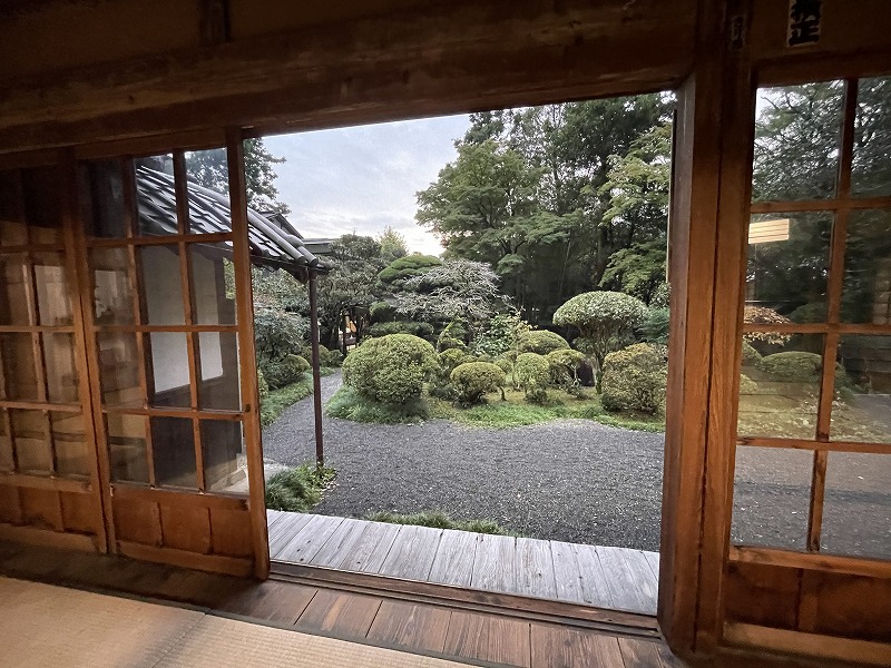 本堂正面からの景色（吐月峰柴屋寺）