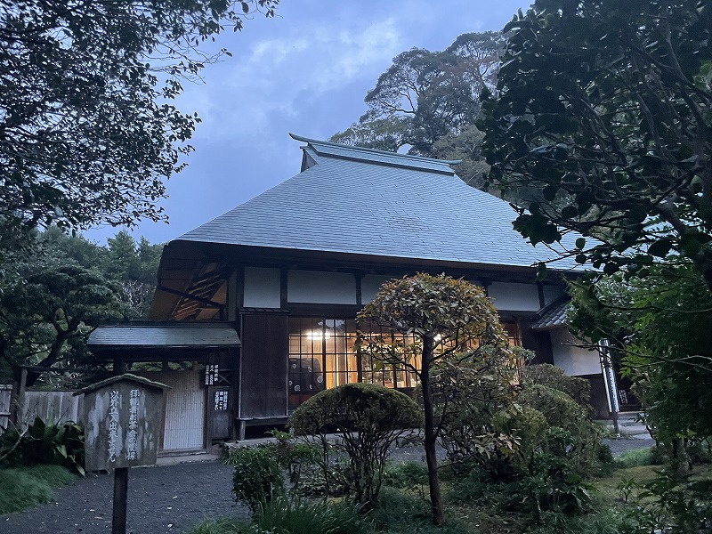 日暮れの本堂（吐月峰柴屋寺）