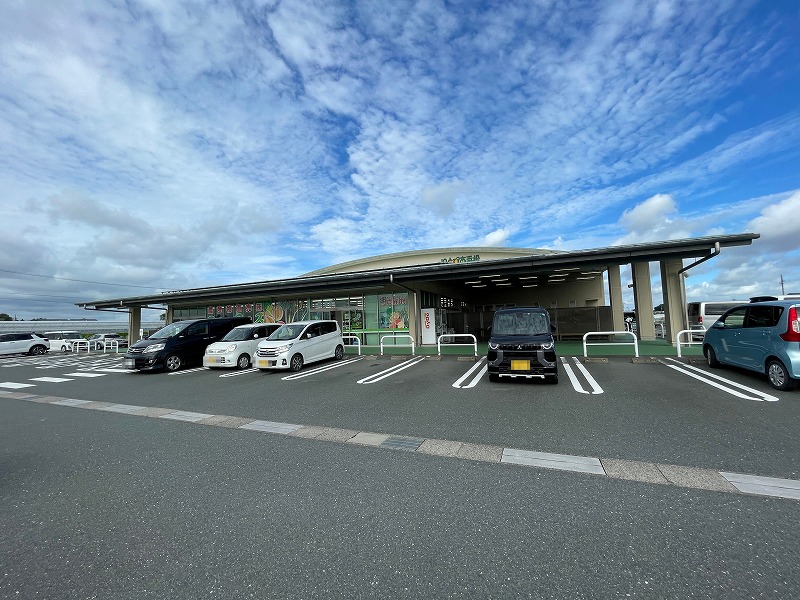 駐車場と建屋（ファーマーズマーケット浜松東）