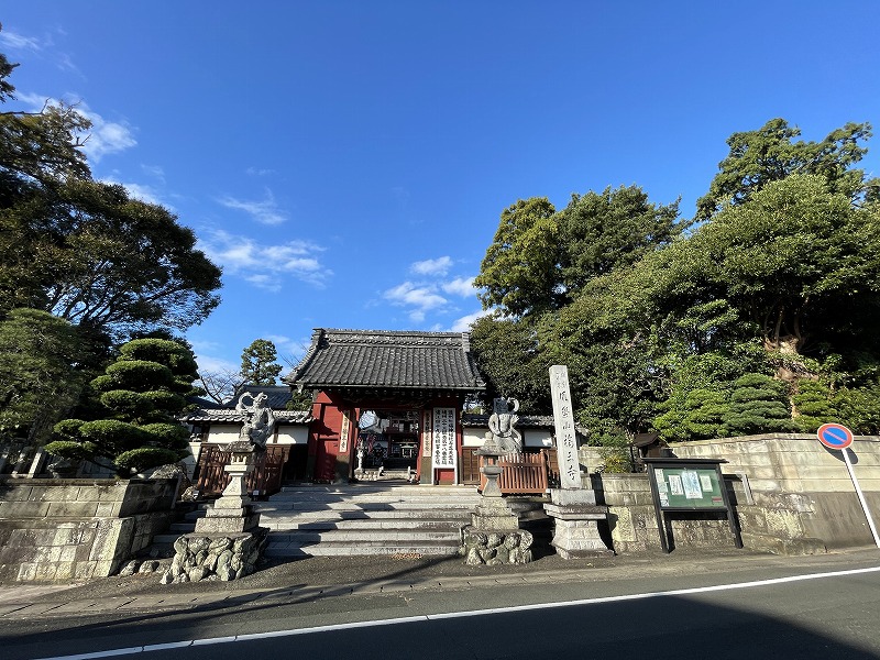 総門と前の道（福王寺）