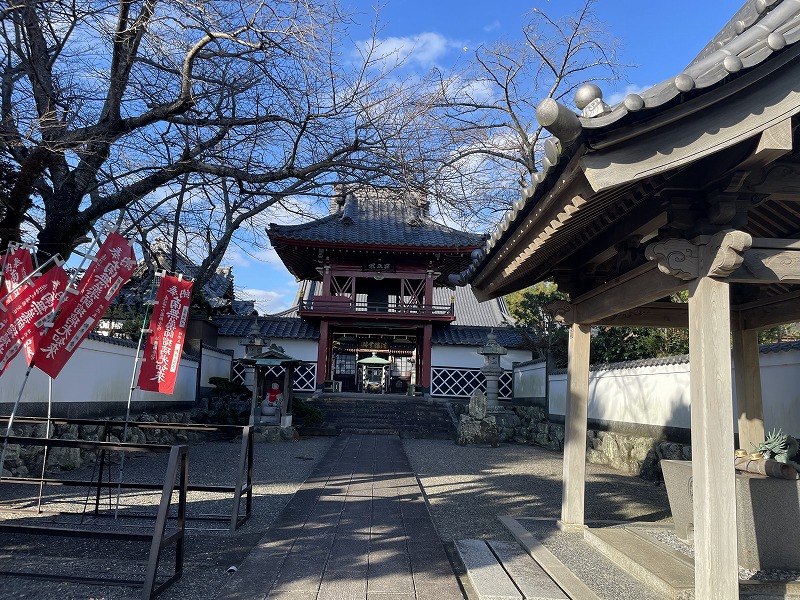 山門と手水舎（福王寺）