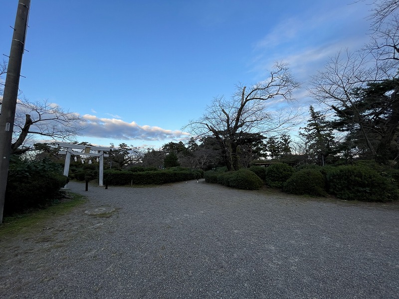 鳥居の前の広場（霊犬神社）