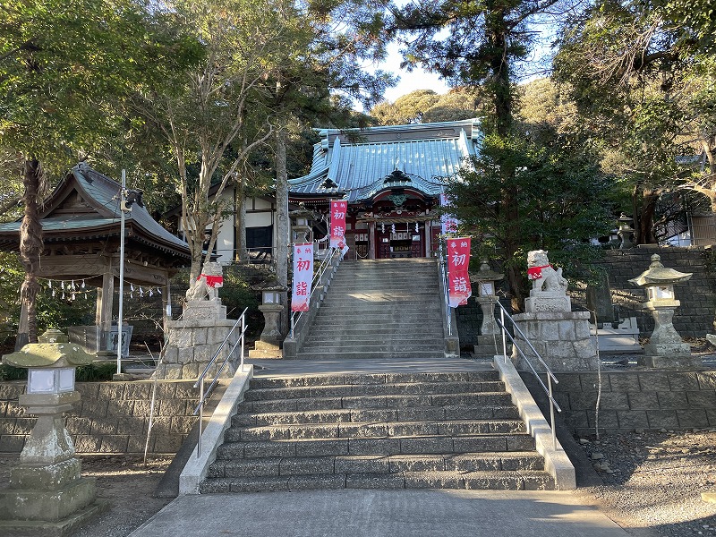 石段と拝殿（大頭龍神社）