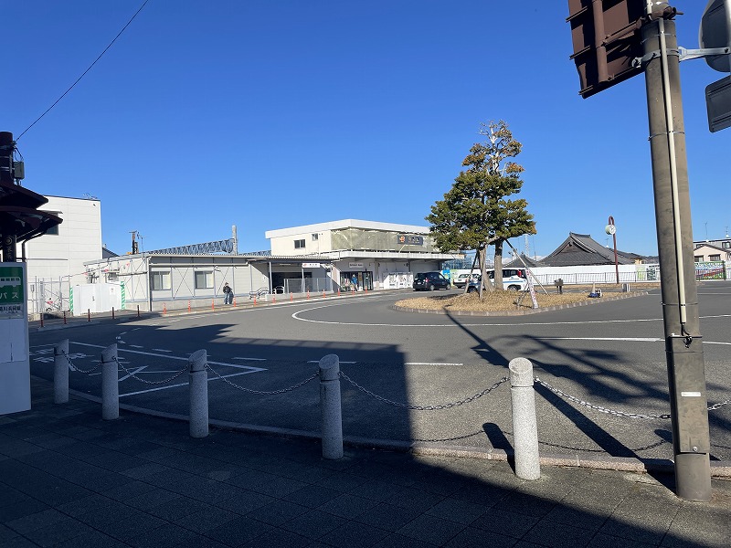 ロータリーと駅舎（JR菊川駅）