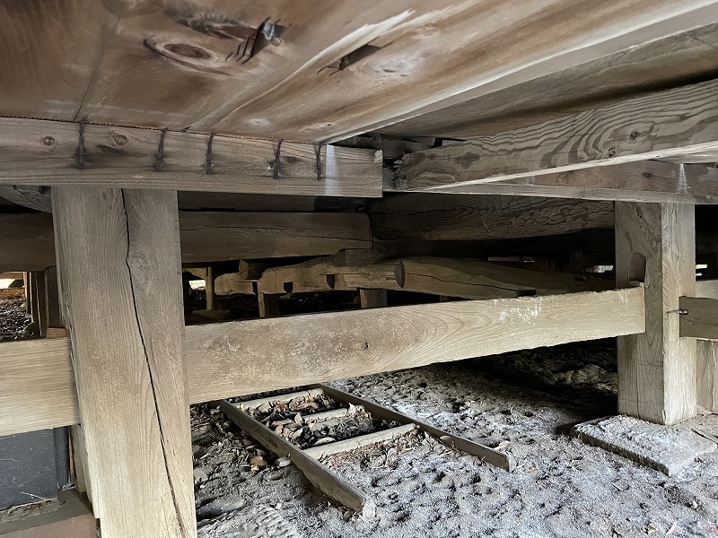 相良城の木材を再利用したと言われる木（大澤寺）