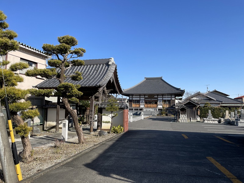 山門と本堂（浄心寺）