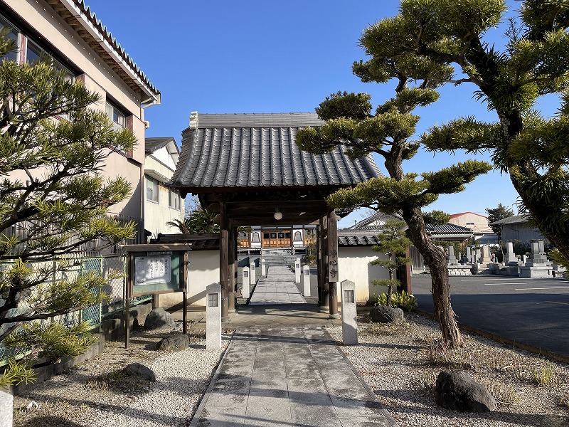 山門を正面から（浄心寺）