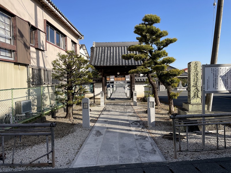 道路から見た山門（浄心寺）