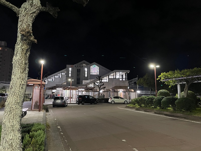 北口ロータリーと駅舎（JR豊田町駅）