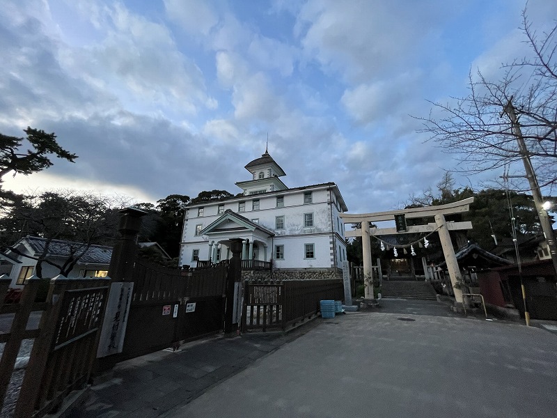 旧見付学校と鳥居（遠江國総社 淡海國玉神社）