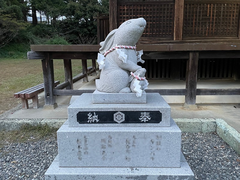 狛うさぎ（左）（遠江國総社 淡海國玉神社）