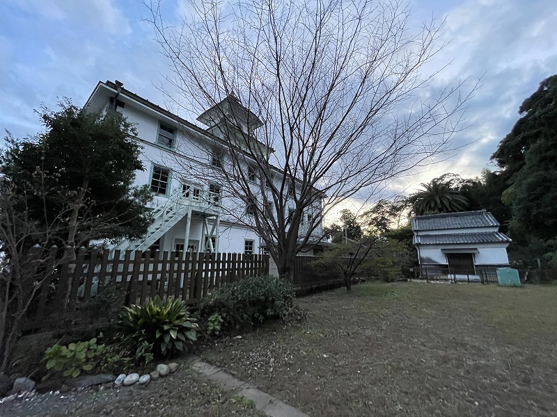 旧見付学校の裏手（遠江國総社 淡海國玉神社）