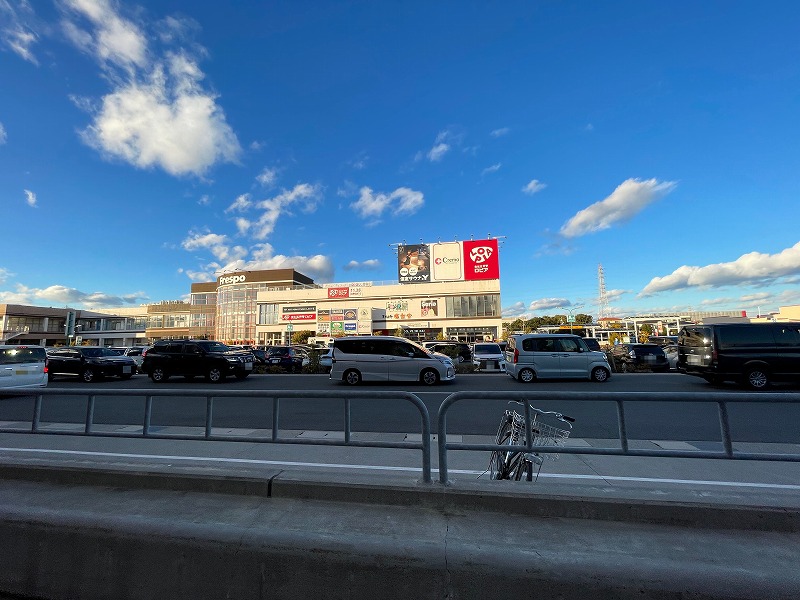 フレスポ建屋と駐車場（浜松プラザ フレスポ）