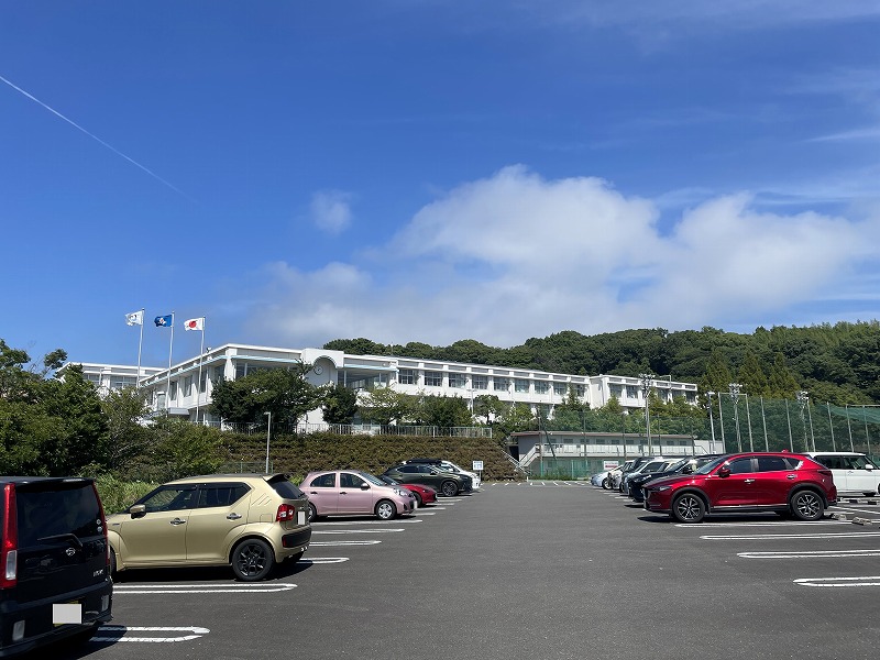 駐車場と建屋(ふじのくに地球環境史ミュージアム)