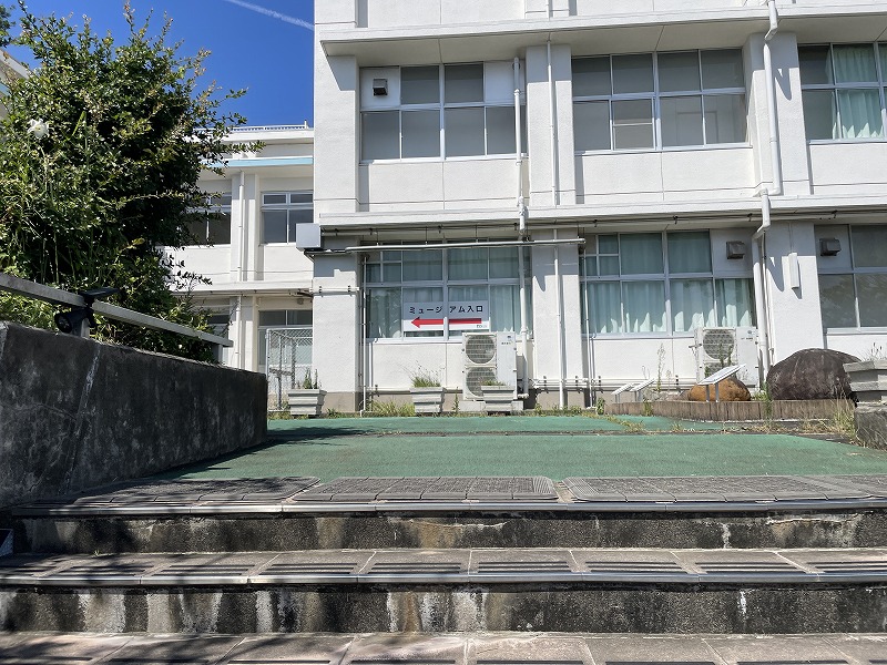 入口へ続く階段(ふじのくに地球環境史ミュージアム)