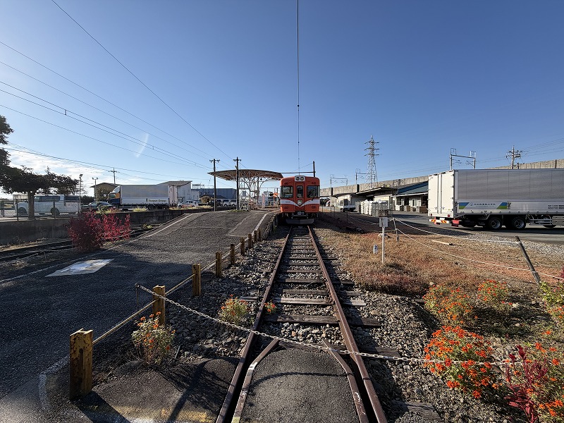 線路と電車（岳南電車 岳南江尾駅）