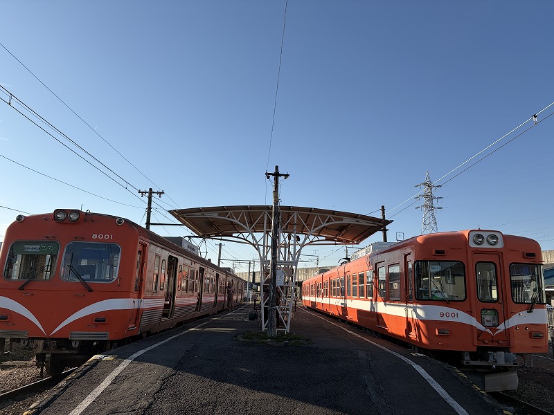 今来た下り電車とこれから出発する上り電車（岳南電車 岳南江尾駅）