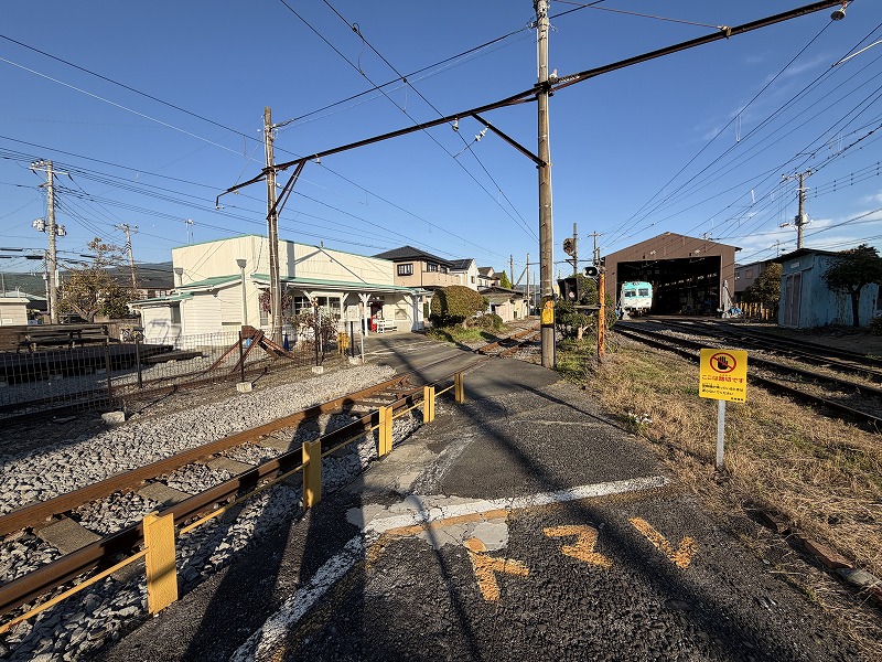 線路を渡る道(岳南電車 岳南富士岡駅)