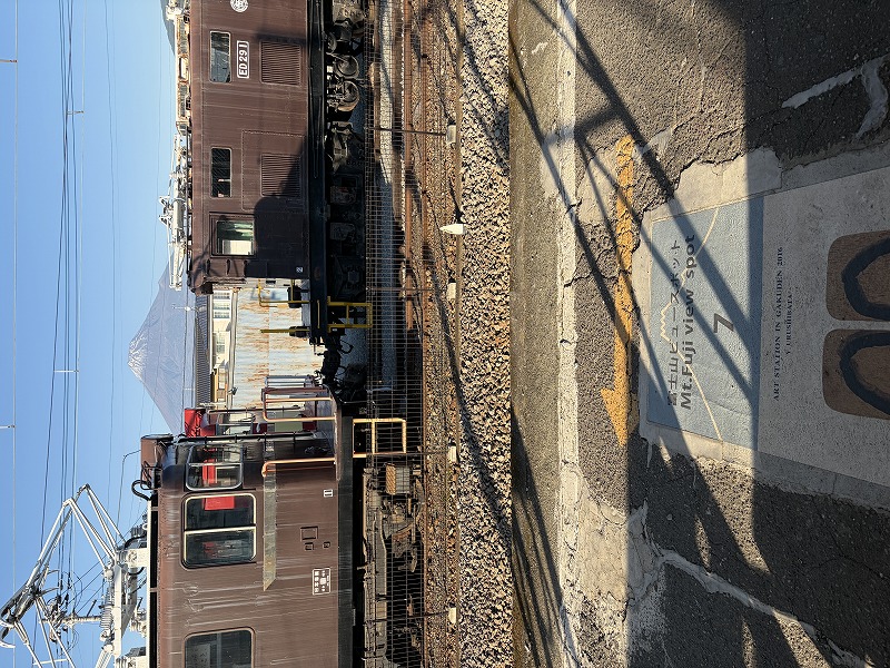 ホームから見る富士山(岳南電車 岳南富士岡駅)