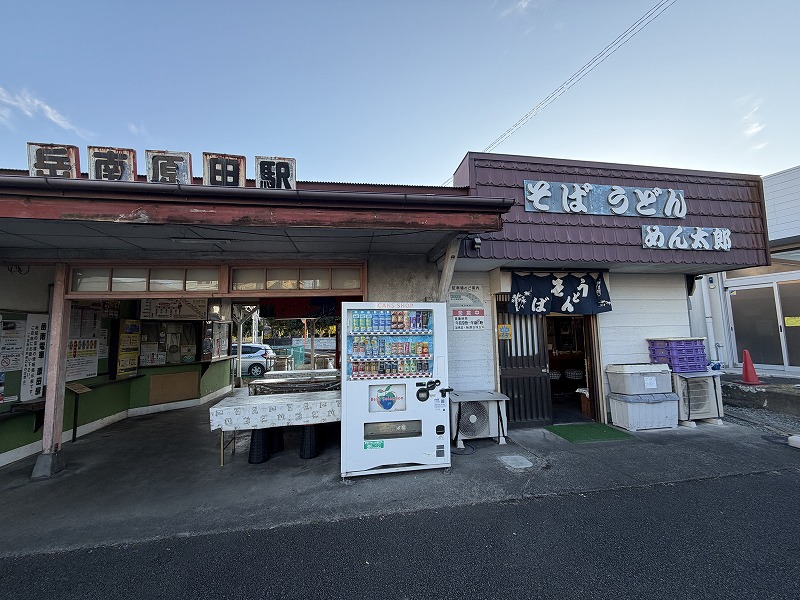 駅舎とめん太郎（岳南電車 岳南原田駅）