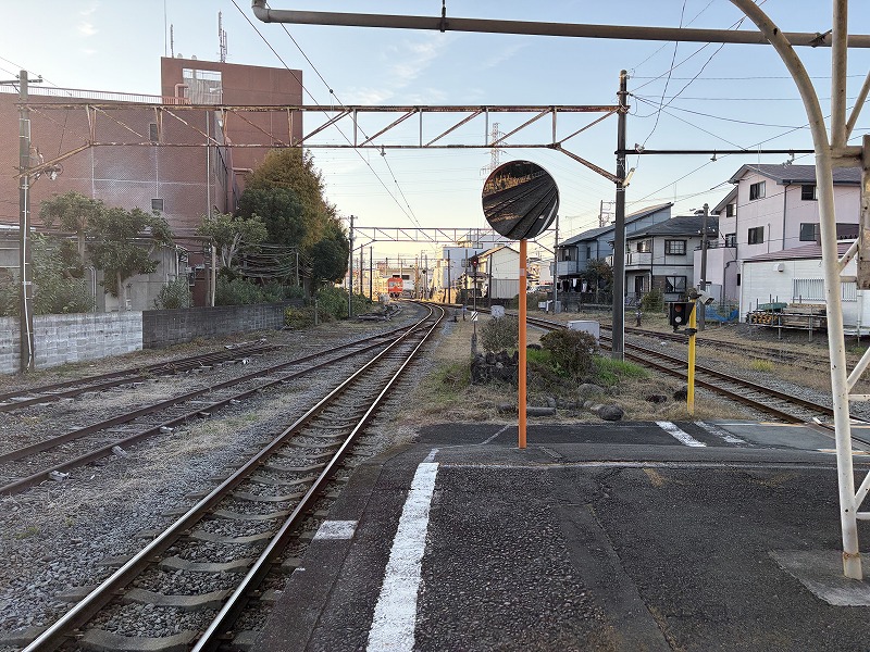 ホームから望む電車（岳南電車 岳南原田駅）