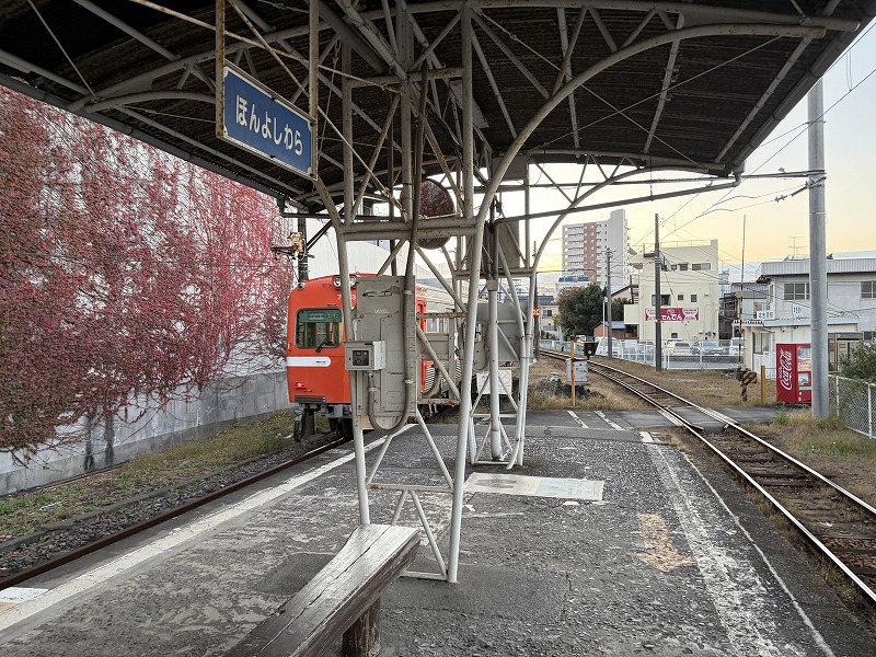 ホームと電車（岳南電車 本吉原駅）