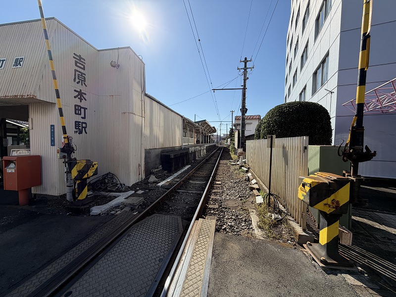 踏切と線路（岳南電車 吉原本町駅）