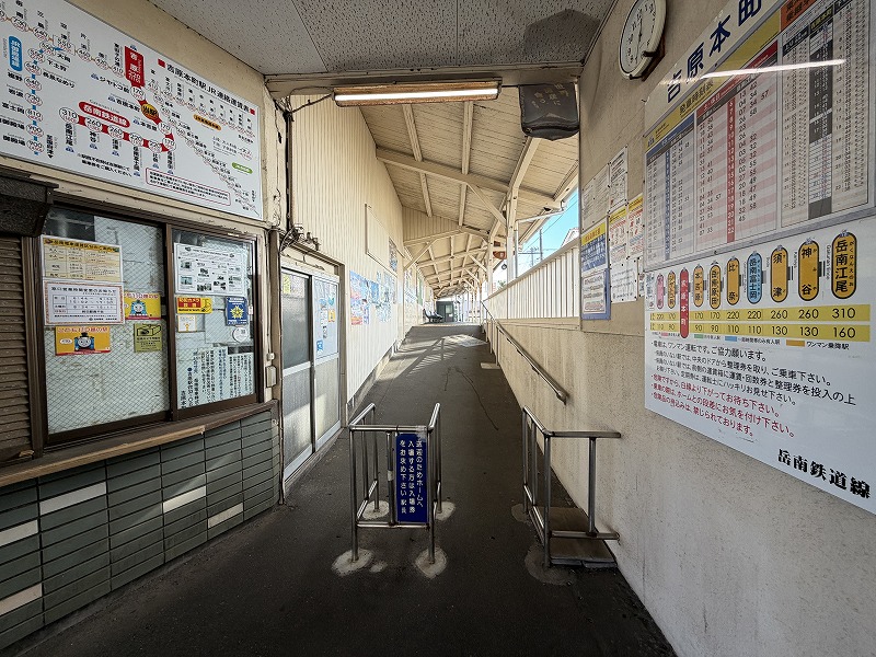 改札口とホーム（岳南電車 吉原本町駅）