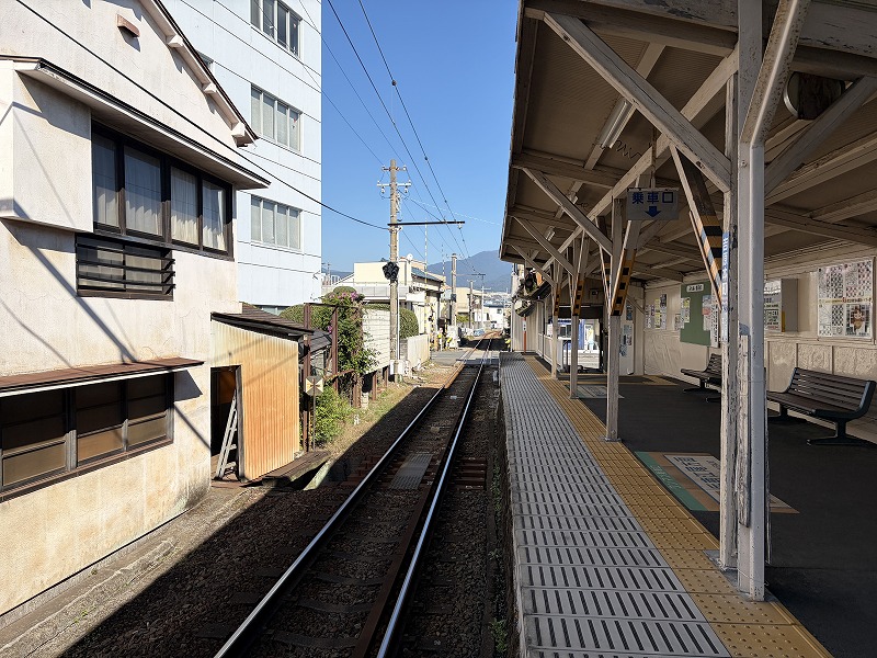 ホームから見る岳南江尾方面（岳南電車 吉原本町駅）