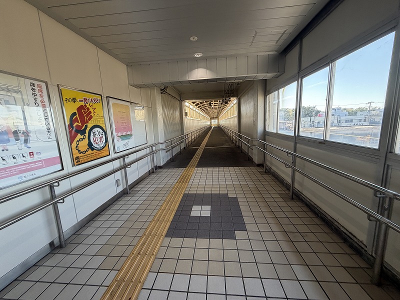 南北通路を南口方面へ（JR吉原駅）