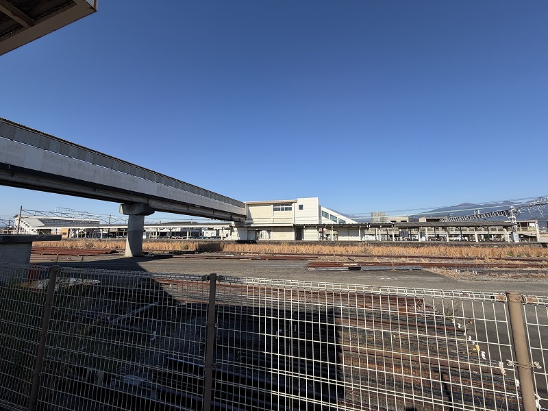 南口から見た南北通路（JR吉原駅）