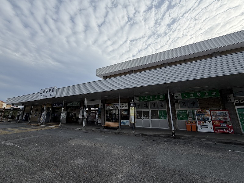 三島田町駅　駅舎右側から