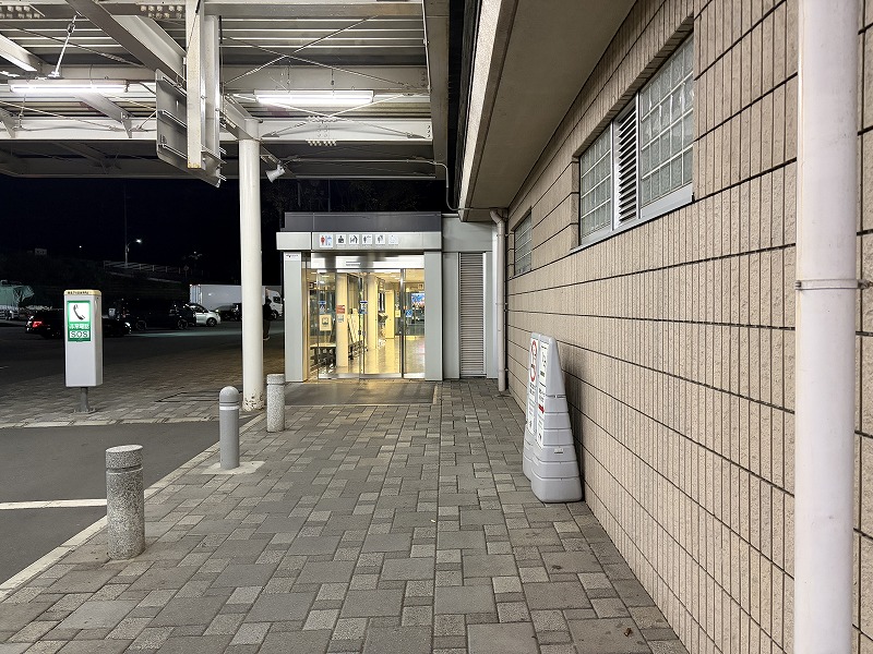 建屋右側の入口正面（東名高速 日本平PA下り）